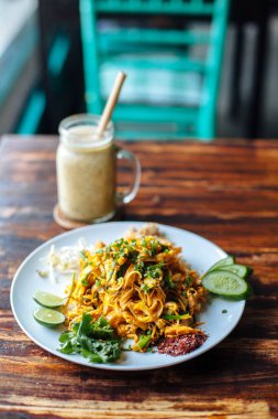 pad Thai, tavada kızartılmış pirinç noodle, Tayland'ın Millî ana yemek biridir.