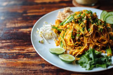 pad Thai, tavada kızartılmış pirinç noodle, Tayland'ın Millî ana yemek biridir.