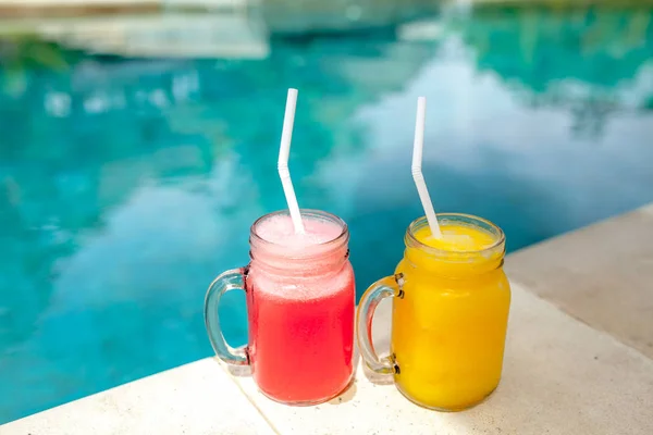 Wassermelone Und Mango Smoothies Glas Vor Dem Pool Hintergrund — Stockfoto