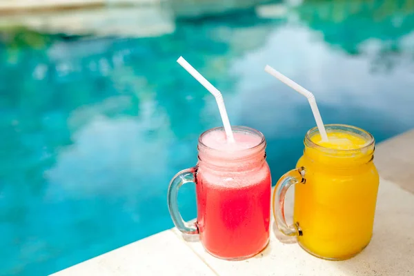Dvě Barevné Ovocné Koktejly Bazénu Letních Tropických Náladu Studené Míchané — Stock fotografie