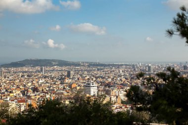Üst-görünümünde Barcelona, İspanya gün zaman yüksek noktadan güneşli gün Park Guel. İspanya, Barcelona, 12 Haziran 2017