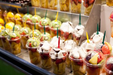 Meyve salatası Barcelona.Fresh doğal meyve Boqueria Market plastik bardak için satış içinde İspanyolca Market.Healthy food.close kadar düzenlenmiş