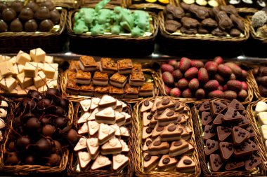 Ünlü tatlı şeker Pazar. Şekerleme, Barselona, İspanya, Boqueria Pazar yerinde. Çeşitli çikolata şeker dükkanı. Yakın çekim