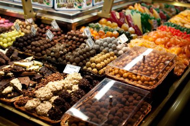 Ünlü tatlı şeker Pazar. Şekerleme, Barselona, İspanya, Boqueria Pazar yerinde. Çeşitli çikolata şeker dükkanı. Yakın çekim