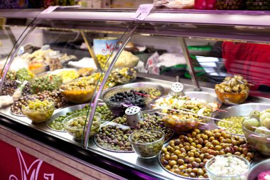 Zeytin satış bir pazar için kase