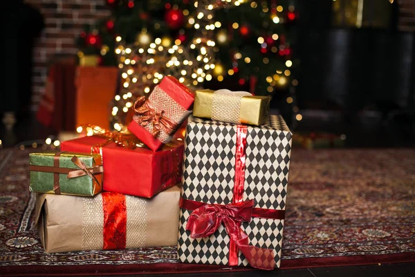 Рождественские Подарки Завернутые Коричневую Красную Бумагу Чердаке Фон Огнями Xmas — стоковое фото