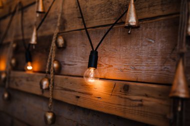 Ahşap arka fona ampul asmak, maket posterleri. Lambalı arka plan tahtaları