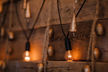 Ampul üzerinde ahşap arka plan asılı. Arka plan ağaç plakalar lambaları