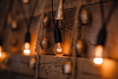 Ampul üzerinde ahşap arka plan asılı. Arka plan ağaç plakalar lambaları