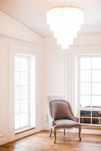 Fauteuil Vintage Gris Dans Intérieur Classique Clair Avec Grande Fenêtre — Photo