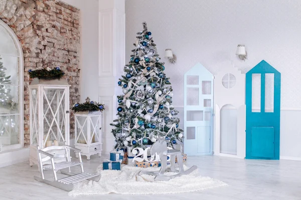Boże Narodzenie i Nowy Rok urządzone wnętrza pokoju z prezentami i Nowy Rok drzewa i zabawki drewniane jelenie zbliżenie. Przestrzeń kopiowania — Zdjęcie stockowe