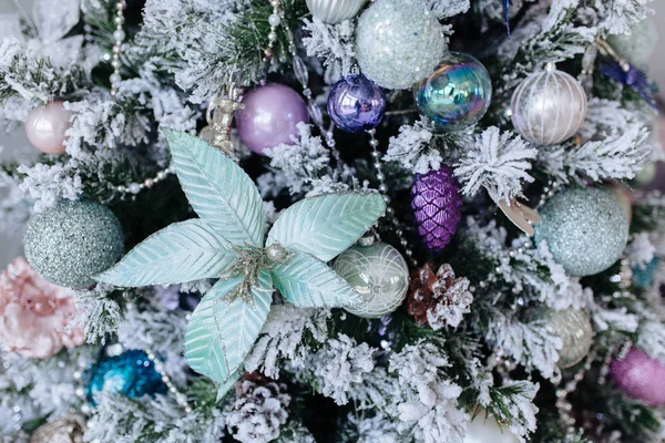 Decorações de Natal roxo e prata na árvore de Natal, bolas de flocos de neve guirlandas, close up textura fundo — Fotografia de Stock