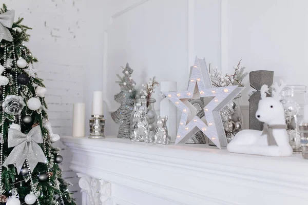 Boże Narodzenie i nowy rok białe i srebrne ozdoby na kominek w białe wnętrze pokoju z drzewa nowy rok. Koncepcja Xmas — Zdjęcie stockowe