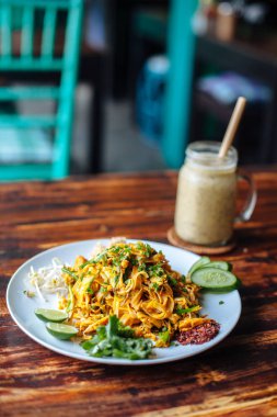 Sağlıklı vegan Vejetaryen menü Padthai noodle duman tofu ve karışık sebze - buğday mikroplar, limon, salatalık, maydanoz ve Muz smoothies ile