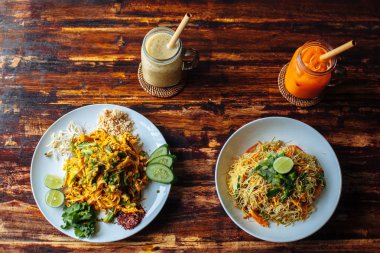 Sağlıklı vegan Vejetaryen menü Padthai noodle duman tofu ve karışık sebze - buğday mikroplar, limon, salatalık, maydanoz ve Muz smoothies ile