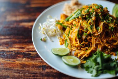 pad Thai, tavada kızartılmış pirinç noodle, Tayland'ın Millî ana yemek biridir.