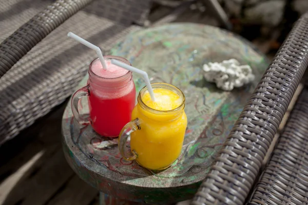 Wassermelone Und Mango Smoothies Glas Vor Dem Pool Hintergrund — Stockfoto