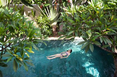 beyaz mayo modeli zevk onun yaz hafta sonu boyunca otel havuzunda rahatlayın.