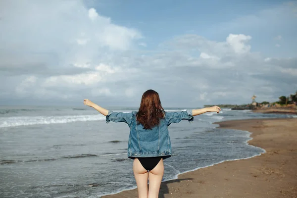 Libertà Giovane Donna Con Braccia Fino Cielo Con Blu Oceano — Foto Stock