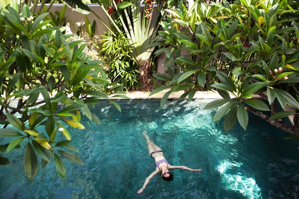 Modelo Traje Baño Blanco Está Disfrutando Relajarse Piscina Del Hotel —  Fotos de Stock