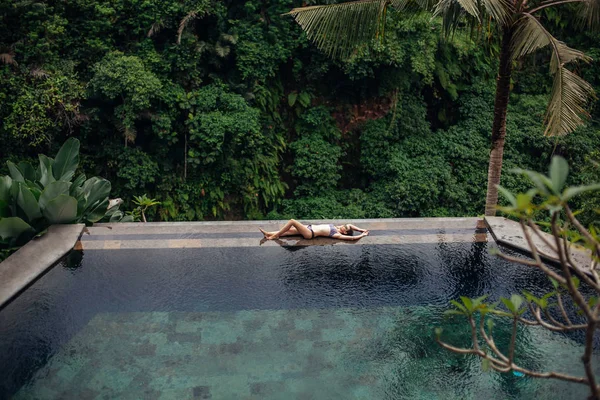 Schlanke Sexy Brünette Frau Badeanzug Entspannt Rand Tropischen Infinity Pool — Stockfoto
