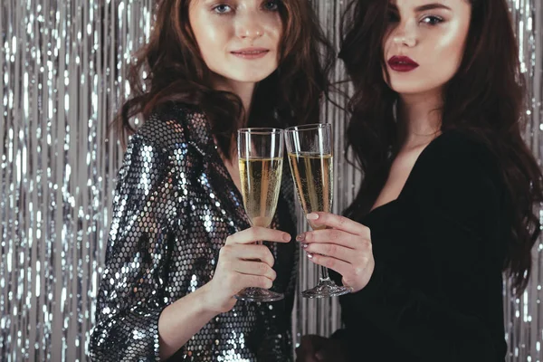 Ręce Dwie Dziewczyny Opiekania Champagne Party Jasny Srebrny Tło Mocą — Zdjęcie stockowe