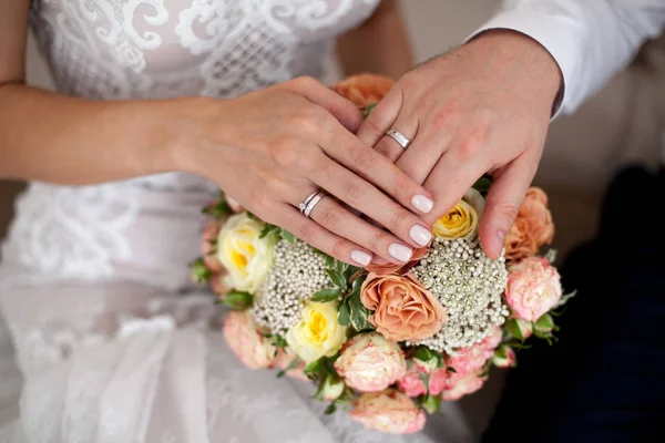 Manos Novia Novio Con Anillos Boda Primer Plano — Foto de Stock