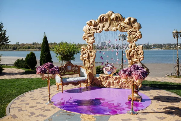 Svatební Oblouk Gold Luxusní Rám Fialová Květina Židle Riverside Nevěsta — Stock fotografie