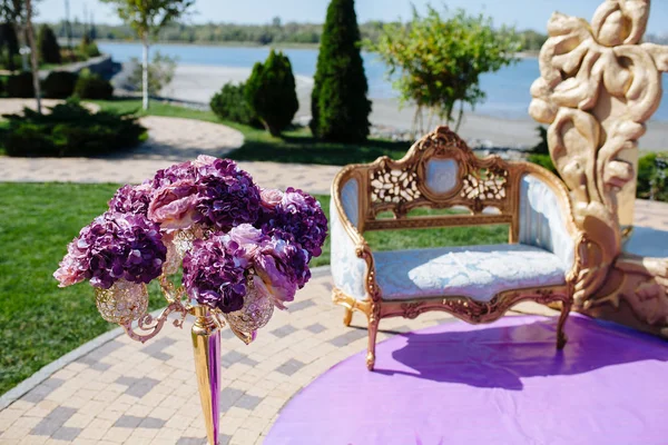 Stoel Wedding Ceremonie Boog Met Gouden Luxe Frame Paarse Bloem — Stockfoto