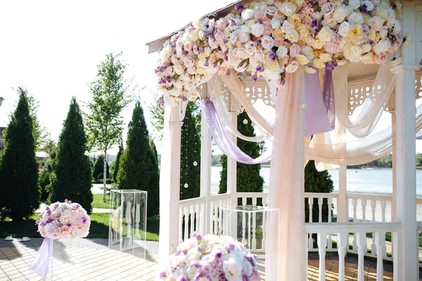 Açık Hava Düğün Töreni Arch Düğün Ahşaptan Yapılmış Kemer Pastel — Stok fotoğraf