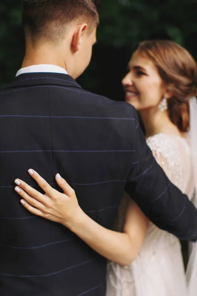 Baksidan Lyckliga Par Bruden Och Brudgummen Promenera Park Bakifrån Nygifta — Stockfoto