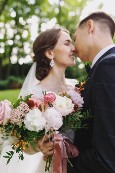 Casal Feliz Recém Casados Noiva Noivo Casamento Natureza Parque Verde — Fotografia de Stock