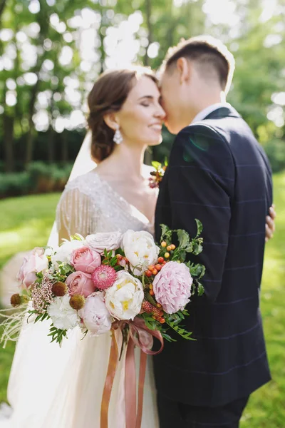 Casal Feliz Recém Casados Noiva Noivo Casamento Natureza Parque Verde — Fotografia de Stock