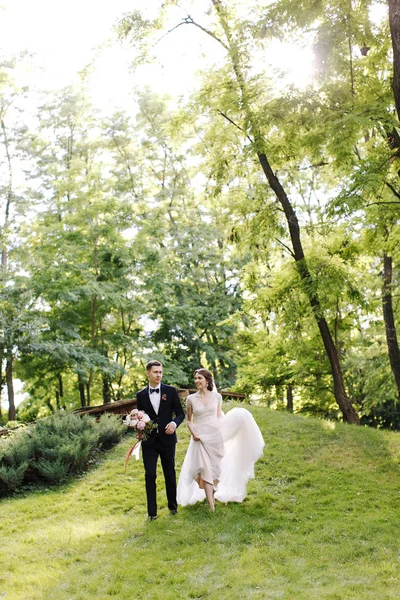 Sorriso Felice Sposa Sposo Guardano Corrono Nel Giardino Verde Matrimonio — Foto Stock