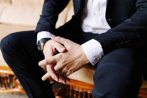 Homme Assis Les Mains Croisées Main Des Hommes Costume Bleu — Photo