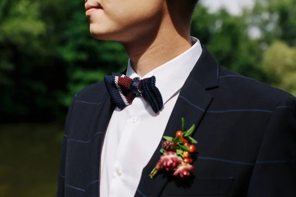 넥타이와 열매의 Boutonniere 파란색 정장에에서 클로즈업 — 스톡 사진