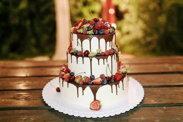 Свадебный Клубничный Черничный Пирог Малиной Шоколадом Деревянном Фоне Открытом Воздухе — стоковое фото