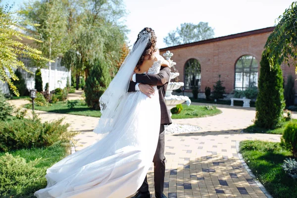 Apenas Casado Casal Hipster Amoroso Vestido Noiva Terno Uma Passarela — Fotografia de Stock