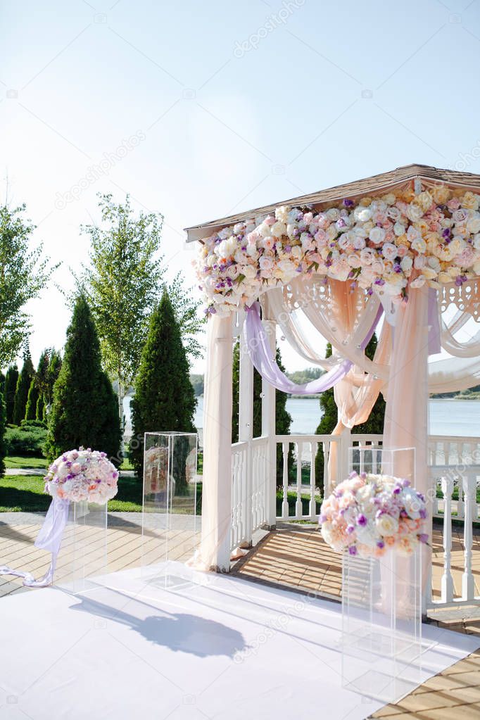 Matrimonio All'aperto Cerimonia Arco Nuziale Arco Legno Decorato Con  Tessuti - Foto Stock: Foto, Immagini © TatyanaSuyarova 235633982