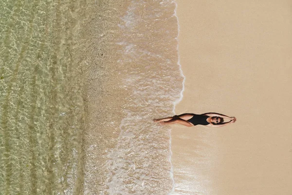 Vista aérea da jovem mulher na praia — Fotografia de Stock