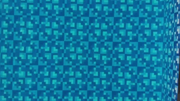 Nahaufnahme Schwimmbadwasser Hintergrund. Luftaufnahme eines Swimmingpools von einer Drohne — Stockvideo