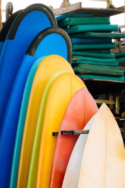 Çok renkli surf kurulları okyanus tarafından bir yığın halinde kümesi. Kiralık kum plajındaki Bali.Indonesia. sörf tahtaları. Sörf dersi Weligama plajda, Sri Lanka.
