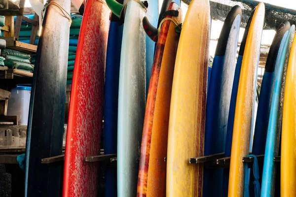 Σύνολο πολύχρωμο surfboard για ενοικίαση στην παραλία. Πολύχρωμες σανίδες surf διαφορετικά μεγέθη και χρώματα σανίδες surfing στο περίπτερο, ιστιοσανίδες ενοικίασης θέση — Φωτογραφία Αρχείου