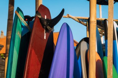 Çok renkli surf kurulları okyanus tarafından bir yığın halinde kümesi. Kiralık kum plajındaki Bali.Indonesia. sörf tahtaları. Sörf dersi Weligama plajda, Sri Lanka.