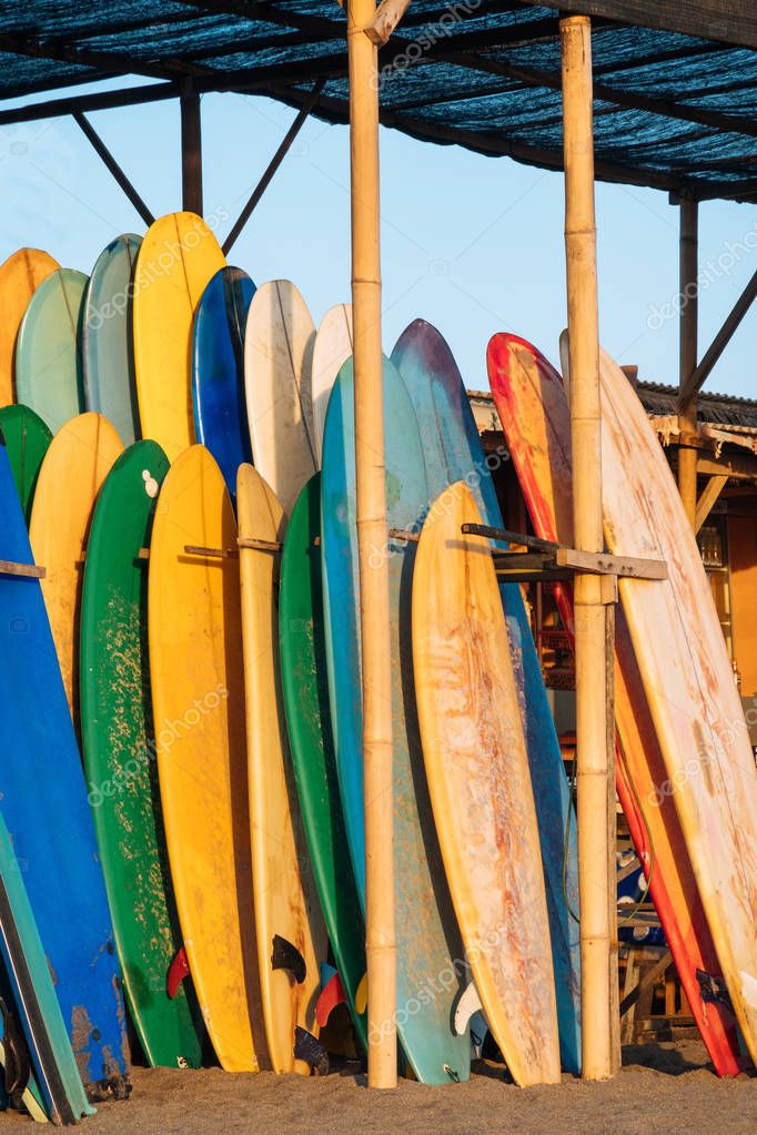 Conjunto de tablas de surf de colores en alquiler en la playa. Tablas