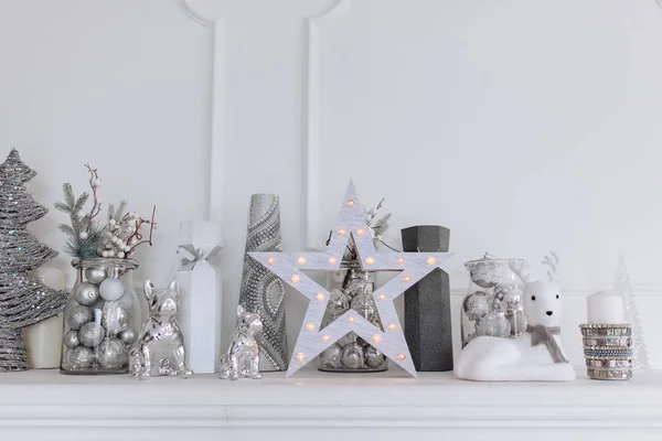 Boże Narodzenie i Nowy Rok urządzone białe wnętrze pokój z prezentami i Nowy Rok drzewo i kominek — Zdjęcie stockowe