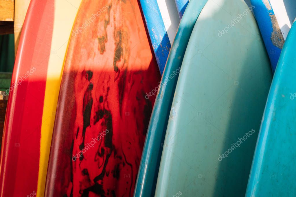 Conjunto de tablas de surf de colores en alquiler en la playa. Tablas