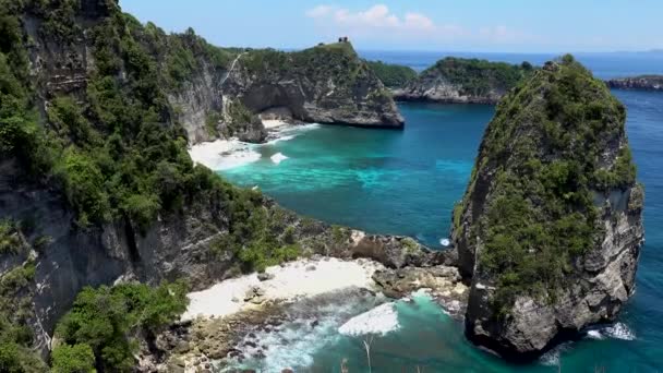 Vue aérienne de plage tropicale, rochers marins, océan turquoise. Plage d'Atuh, île de Nusa Penida, Bali, Indonésie. concept de voyage, belle nature — Video