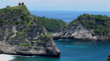Atuh Sahili, Nusa Penida Adası Bali, Endonezya yakınlarında. Denize ve uçuruma doğru yaklaşan hava manzarası. Turkuaz su arka planı. Havadan gelen yaz deniz manzarası.