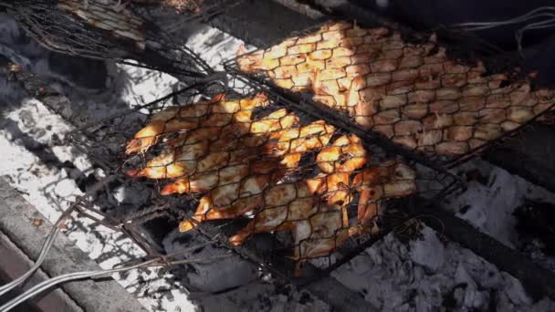 Egy közeli felvétel a tenger gyümölcseiről. Marinált garnélarákot sütök grillsütőn. Óriási édesvízi garnélarák grillezés faszénnel eladó az élelmiszerpiacon Jimbaran, Bali 4K — Stock videók